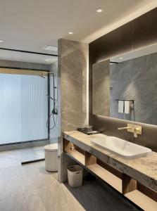 珍南海滩Looma Private Pool Villas的一间带水槽和镜子的浴室