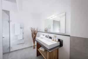蒂罗尔州基希多夫Apartment Streif LXL的白色的浴室设有水槽和镜子