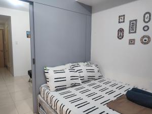 马尼拉Sea Residences MOA Complex - Ruffa's Condotel的一张带黑白枕头的床