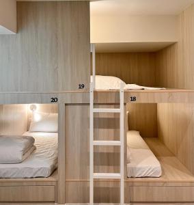 Hou-lung-tzu婧仕女微旅的小型客房配有两张双层床,设有数架
