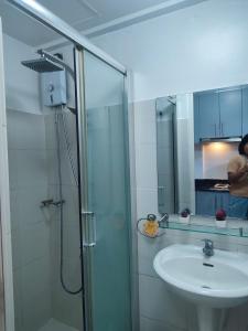 马尼拉Sea Residences MOA Complex - Ruffa's Condotel的带淋浴、盥洗盆和镜子的浴室