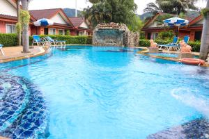 邦涛海滩Andaman Seaside Resort - SHA Extra Plus的一个带喷泉的大型游泳池