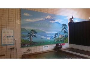 高山Tomareru sento taka no yu - Vacation STAY 00556v的浴室墙上的山壁画