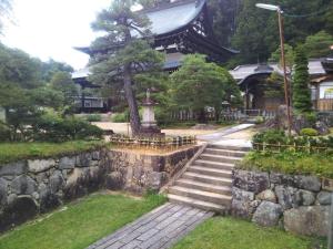 高山Tomareru sento taka no yu - Vacation STAY 00556v的前面有石墙和楼梯的寺庙