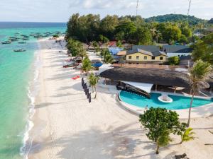 丽贝岛Irene Pool Villa Resort, Koh Lipe的享有海滩的空中景致。