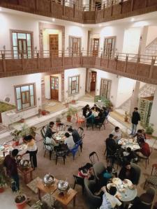 焦特布尔Rigmor haveli的餐厅的顶部景色,人们坐在桌子上