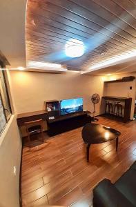 CaintaIV’s Condo w/ Netflix and Wi-Fi的带沙发、电视和桌子的客厅