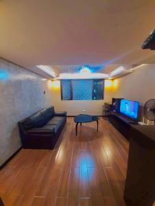 CaintaIV’s Condo w/ Netflix and Wi-Fi的带沙发和电视的客厅