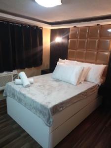 CaintaIV’s Condo w/ Netflix and Wi-Fi的卧室配有带白色枕头的大床