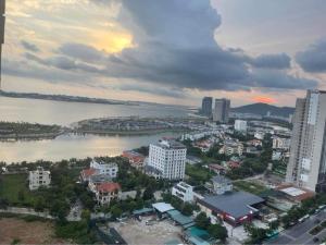 下龙湾Chuỗi căn hộ Minh Phúc homestay Hạ Long的享有河流和建筑的城市空中景致