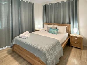 阿卡狄亚Magnetic Haven Unit 5的一间卧室设有一张大床和一个窗户。