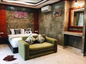 奥南海滩Areeya Phubeach Resort的一间卧室配有一张床、一张沙发和一张床