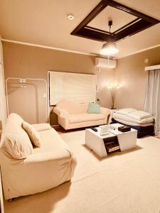 富士吉田市SAMURISE DARUMA的大房间设有两张床和一张桌子