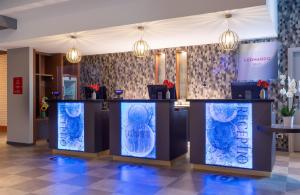 维罗纳Leonardo Hotel Verona的大厅,大楼里用蓝色玻璃装饰