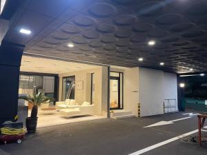 原州市Gorilla Hotel的一座带蓝色天花板、沙发和游泳池的建筑