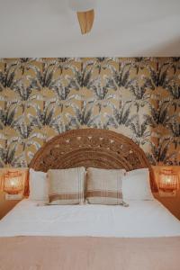 阿尔啼Casa Los Yayos by Nomad Stays的一间卧室配有一张带花卉壁纸的大床
