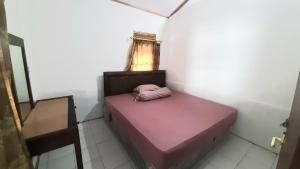CitepusVilla Family Pantai Citepus Pelabuhanratu的一间小卧室,卧室内配有粉红色的床