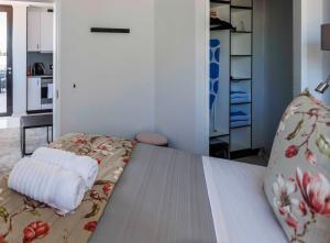 开普敦Flamingo Sea Point Sea View Luxury Best Position 1 Bedroom Apartment Queen Size Bed & Inverter For TV的一间卧室配有一张带枕头的床