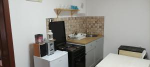 里巴斯卡班亚Apartmani Lina的一间带炉灶和微波炉的小厨房