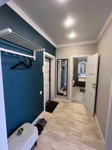 巴甫洛达尔Большая ванна лофт的浴室设有蓝色的墙壁和镜子