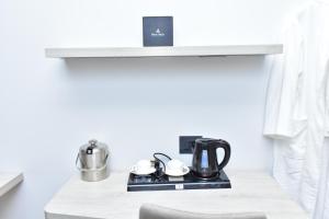 Hotel Stella的厨房柜台配有炉灶上的咖啡机