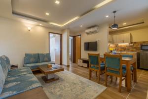 迦瓦拉科尔Sarovar Residency Serviced Apartment Hotel的客厅配有沙发和桌子