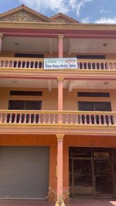 暹粒Siem Reap Holiday Guest House or Motel的前面有标志的建筑