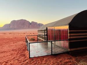 瓦迪拉姆贝都因人时尚露营旅馆的沙漠中的帐篷,山底下