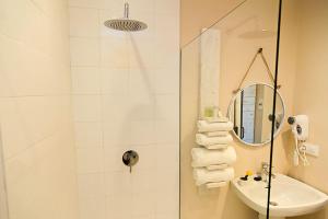 塔里法Wawa Tarifa的带淋浴、盥洗盆和镜子的浴室