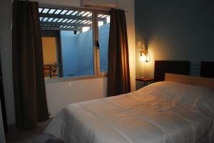 康考迪亚Pura Vida Concordia的一间卧室设有一张床和一个大窗户