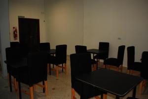 康考迪亚Pura Vida Concordia的一间设有黑桌和黑椅子的房间