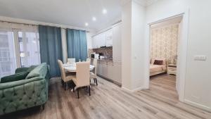 克卢日-纳波卡5* luxury near Avram Iancu sq New. Private parking的客厅配有桌子和绿色沙发