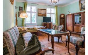 波茨坦Ferienwohnungen Romantika的客厅配有沙发和桌子
