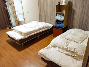 高松Guest House Ihatov - Vacation STAY 22122v的双床间设有2张单人床。