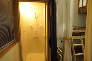 高松Guest House Ihatov - Vacation STAY 00941v的带淋浴的小浴室和床。