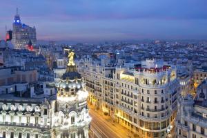 马德里The Principal Madrid, Small Luxury Hotels的夜晚城市的空中景观