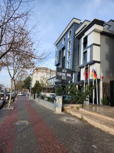 乔尔卢Yeşilyurt Park Otel的一条街道上的砖砌人行道