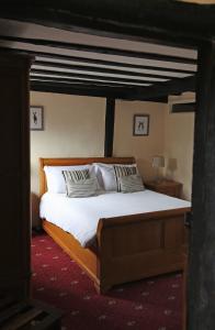 塞得利斯坎贝砖墙酒店的一间卧室配有带白色床单和枕头的床。