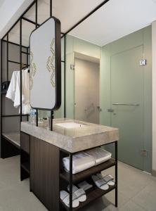 巴东Hotel Santika Premiere Padang的一间带水槽和镜子的浴室