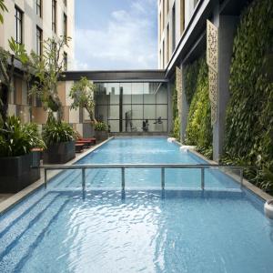 巴东Hotel Santika Premiere Padang的一座建筑物中央的游泳池