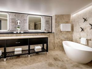 维雷亚毛伊岛凯拉尼费尔蒙酒店的带浴缸、水槽和镜子的浴室