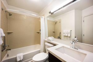 凤凰城Sonesta Simply Suites Phoenix Glendale的一间带水槽、浴缸和卫生间的浴室