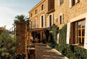 德阿La Residencia, A Belmond Hotel, Mallorca的常春藤建筑中的一条小巷
