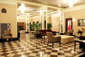 密尔沃基Ambassador Hotel Milwaukee, Trademark Collection by Wyndham的大楼内带 ⁇ 形地板和家具的大堂