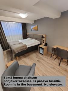 凯米Hotelli Toivola的酒店客房,配有床和沙发