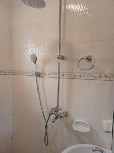 GuluBethel Resort & Hotels的浴室内配有淋浴和头顶淋浴