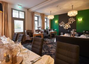 格尔利茨Hotel Via Regia - VIAs-Hotels的用餐室设有桌椅和绿色的墙壁