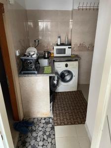 希伯仑Alsharif family的小厨房配有洗衣机和微波炉