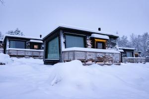 伊纳利伊纳里渡假村酒店的雪中小屋,周围积雪