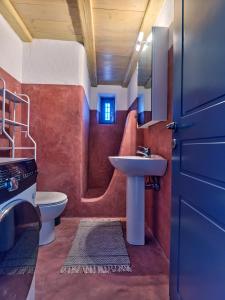 帕罗斯岛Nola Traditional Villa with pool and amazing sea views, Paros的一间带水槽和卫生间的小浴室
